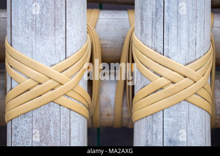 Helle farbe Holz und gelbe Schleife Seil closeup Hintergrund Stockfoto