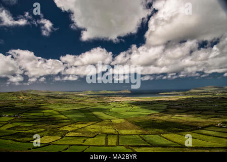 Caherconree Berg aus der Nähe von Keel, Dingle Halbinsel Stockfoto