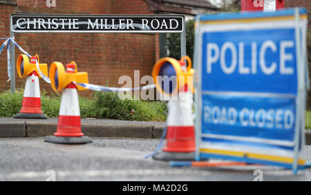 Eine Polizeikette bleibt an Ort und Stelle Christie Miller Straße in Salisbury, in der Nähe der Heimat von Sergej Skripal. Der ehemalige russische Spion und seine Tochter, die Opfer eines Nervs agent Angriff kam zum ersten Mal in Kontakt mit der tödlichen chemischen an seinem Haus, sagte die Polizei. Stockfoto