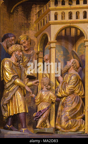 ZARAGOZA, Spanien - 3. MÄRZ 2018: Der blinde St. Paul geheilt von Annanias geschnitzten Hauptaltar in der Kirche Iglesia de San Pablo von Damian Forment Stockfoto