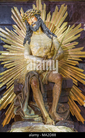 ZARAGOZA, Spanien - 1. MÄRZ 2018: Die Statue des gefoltert (Ecce Homo) Jesus in der Kirche Iglesia de San Felipe y Santiago el Menor von unbekannter Künstler. Stockfoto