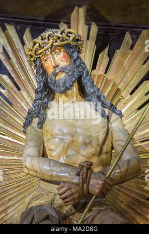 ZARAGOZA, Spanien - 1. MÄRZ 2018: Die Statue des gefoltert (Ecce Homo) Jesus in der Kirche Iglesia de San Felipe y Santiago el Menor von unbekannter Künstler. Stockfoto