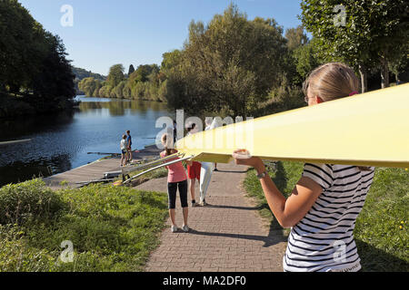 Menschen in Rudergesellschaft Undine, Saarbrücken, Saarland, Deutschland Stockfoto