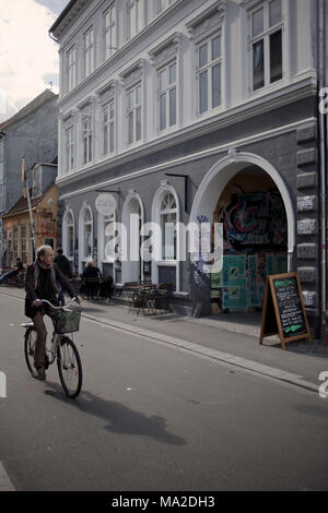 Man Radfahren vor der Fassade des Restaurant, Aarhus, Dänemark Stockfoto