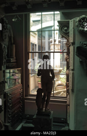 Skulptur vor Fenster im Sir John Soane's Museum, London Stockfoto