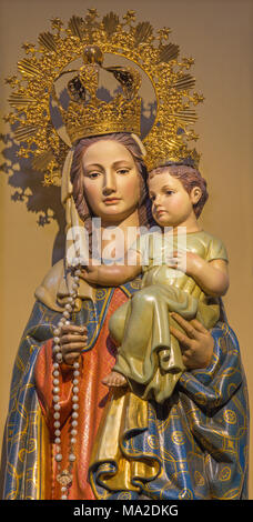 ZARAGOZA, Spanien - 2. MÄRZ 2018: Die polychome geschnitzte statue Madonna in der Kirche Iglesia de la Exaltación de la Santa Cruz. Stockfoto