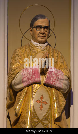 ZARAGOZA, Spanien - 2. MÄRZ 2018: Die polychome geschnitzte Statue von Jose Maria Escrivá de Balaguer - frounder des Opus Dei katholische Bewegung. Stockfoto