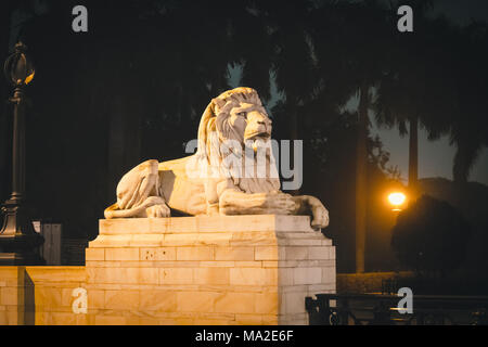 Eingangstor mit weißem Marmor Löwen der Victoria Memorial Baudenkmal und Museum in Kalkutta, Indien. White Lion Skulptur in der Nacht ligh Stockfoto