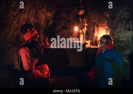 Meditation Lektion in einem alten Heiligen alte Höhle in der Nähe von Rishikesh Indien. Sadhu, Gurus und spirituellen Führer leiten Meditationen für die Pilger. April Stockfoto