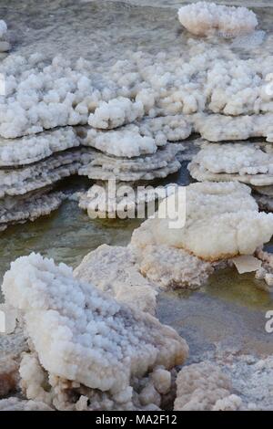 Schichten der Salzkristalle aus dem Toten Meer Stockfoto