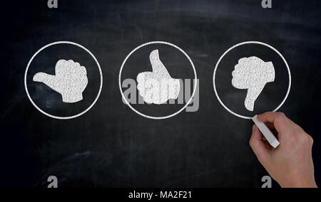 Hand bemalt mit Kreide wie Daumen auf Tafel Konzept. Stockfoto