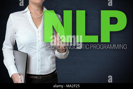 NLP-Touchscreen wird durch Geschäftsfrau gezeigt. Stockfoto