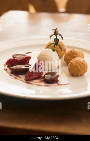 Quark Knödel, Ricotta und Pfeffer Eis und Rotwein Zwetschgen im Unterwirt, Südtirol Stockfoto