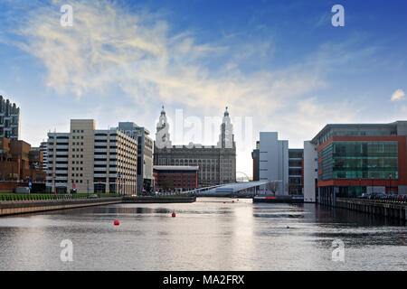 Ein Blick auf die Leber Gebäude auf Liverpool Waterfront von Princess Dock genommen Stockfoto