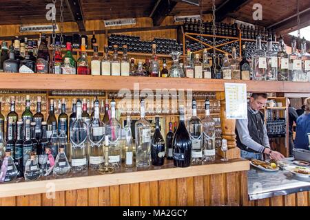 Die gut sortierte Bar im Restaurant Sansibar, Sylt Stockfoto