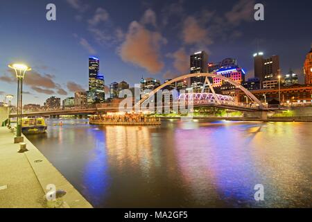 Eine Open-Air-Bar unter der Fußgängerbrücke über den Fluss Yarra, Downtown Melbourne, Australien Stockfoto