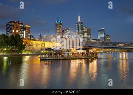 Eine Open-Air-Bar unter der Fußgängerbrücke über den Fluss Yarra, Downtown Melbourne, Australien Stockfoto