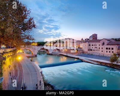 Eine Brücke auf der Tiberinsel Stockfoto