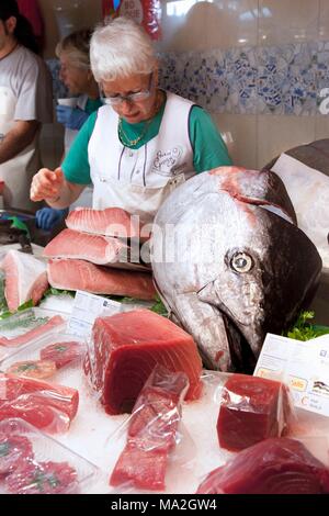 Fisch in der Markthalle La Boqueria, Katalonien, Spanien verkauft Stockfoto