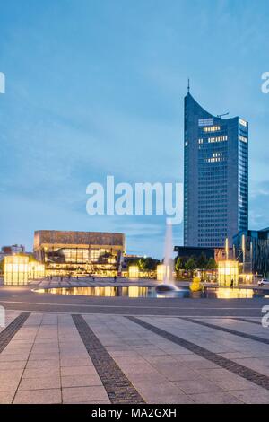 Das Gewandhaus, der Mendebrunnen Brunnen und das Panorama Tower am Augustusplatz, Leipzig, Deutschland Stockfoto