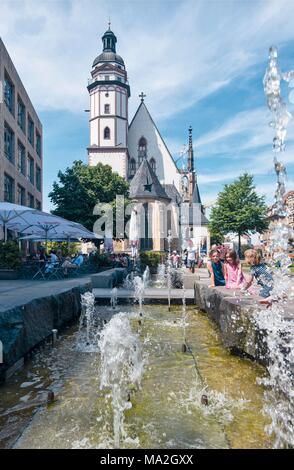 Der Brunnen vor der Kirche des Hl. Thomas, Leipzig, Deutschland Stockfoto