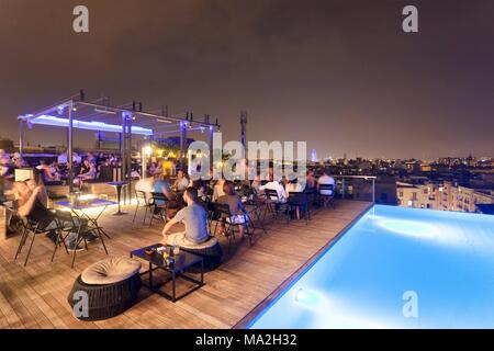 Eine Bar in Barcelona: eine Dachterrasse mit Blick auf den Torre Agbar im Grand Hotel Central, Katalonien, Spanien Stockfoto