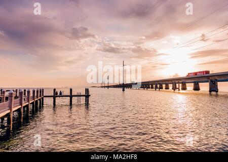 Marathon: Seven Mile Bridge vom Pier des Sunset Grille Restaurant, Marathon, Keys, Florida Stockfoto