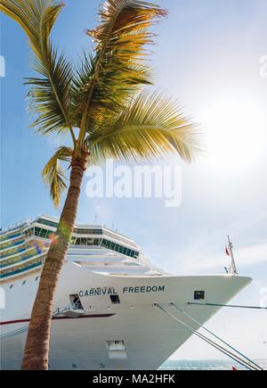 Ein Schiff in den Hafen von Key West, Keys, Florida Stockfoto