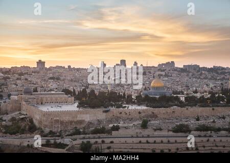 Ein Blick über die Stadt mit der goldenen Kuppel des Felsendoms, Jerusalem, Israel Stockfoto