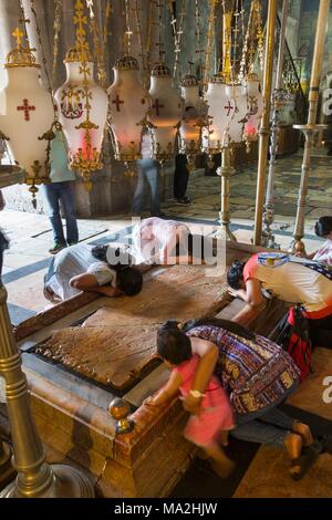 Anhänger in der Grabeskirche, Jerusalem, Israel Stockfoto