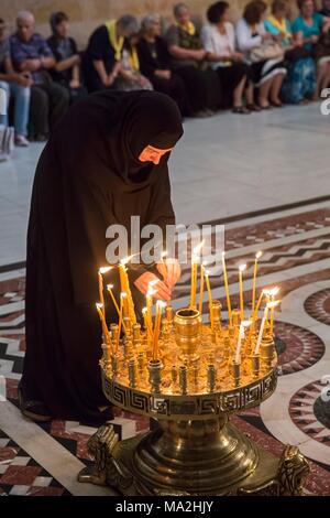 Kerzen in der Kirche des Heiligen Grabes, Jerusalem, Israel Stockfoto