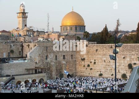 Juden beten am Laubhüttenfest vor der Klagemauer, Jerusalem, Israel Stockfoto