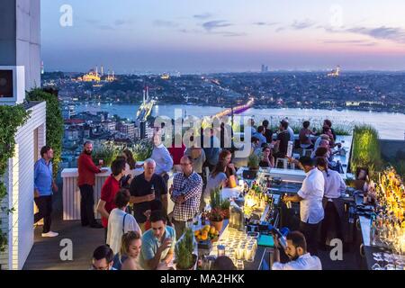 Ein Hotel Terrasse mit Blick über Istanbul, Türkei Stockfoto