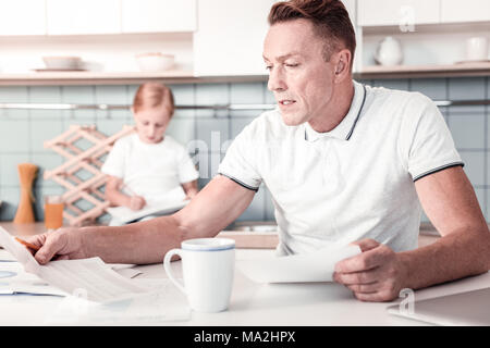 Ernster mann Kontrolle notwendigen Unterlagen Stockfoto