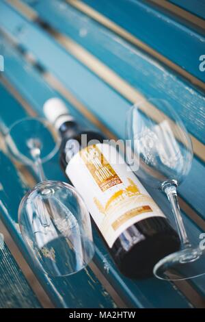 Chasselas Gand Cru Epesses, eine Flasche Wein mit Gläsern, Genfer See, Schweiz Stockfoto