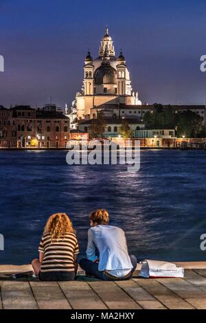 Ein Blick auf die Kirche von Santa Maria della Salute von der Insel Giudecca aus Venedig, Italien Stockfoto