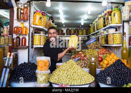 Die suk in der Medina, Oliven und Obst, Marrakesch, Marokko Stockfoto