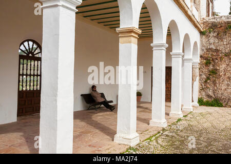 Die arcade Der pabellón Norte (Norden Pavillon) Vor dem Patio de Los Cipreses, Palacio del Generalife, La Alhambra, Granada. MODEL RELEASED Stockfoto