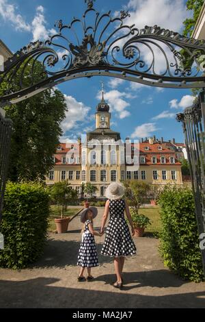 Eine Mutter und Tochter zu Fuß durch das Gohliser Schlösschen in Leipzig Quartal Gohlis Stockfoto