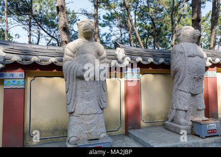 Busan, Südkorea - 27. März 2018: Yonggungsa Tempel Tierfiguren in Busan, Südkorea Stockfoto