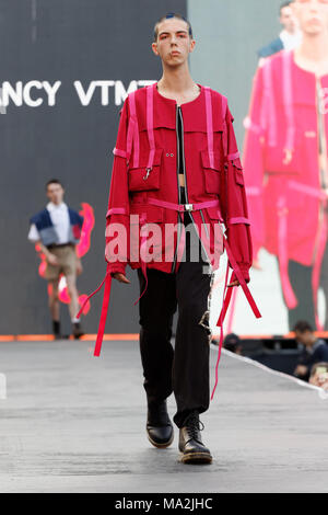 Montreal, Kanada. Ein Modell Spaziergänge auf der Landebahn von Nancy VTMT Modenschau, mit Quebec City Designer während der Mode und Design Fes gehalten Stockfoto