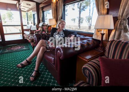 Einen Wohnbereich mit Ledercouch im luxuszug Rovos Rail (von Durban nach Pretoria, Südafrika) Stockfoto