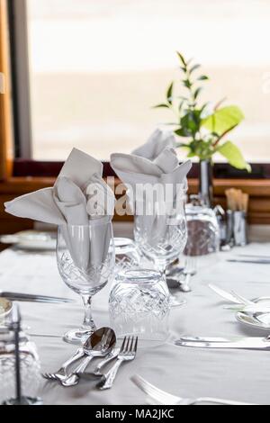 Ein elegant gedeckter Tisch im Speisewagen der Luxuszug Rovos Rail (von Durban nach Pretoria, Südafrika) Stockfoto