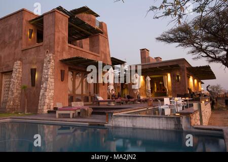 Eine Terrasse und Pool, Onguna Bush Camp "Die Festung", Namibia, Afrika Stockfoto