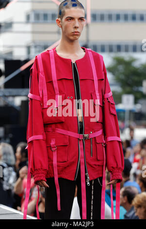 Montreal, Kanada. Ein Modell Spaziergänge auf der Landebahn von Nancy VTMT Modenschau, mit Quebec City Designer während der Mode und Design Fes gehalten Stockfoto