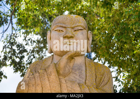 Eine von vielen Statuen des Buddha Der Buddha Eden Garden. 35 Hektar (86 Morgen) der natürlichen Felder, Seen, gepflegten Gärten eine Stunde nördlich von Lissabon. B Stockfoto