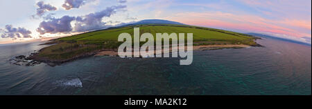 Sieben Bilder wurden für diese Panorama Luftbild von Hookipa Beach bei Sonnenaufgang kombiniert, mit Haleakala im Hintergrund vor der Insel Maui, Hawaii Stockfoto