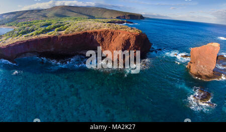 Eine Luftaufnahme von Puu Pehe Rock bei Sonnenuntergang, auch bekannt als "Sweetheart Rock", einer der bekanntesten Wahrzeichen Lanai, Lanai Insel, Hawaii, USA. Stockfoto