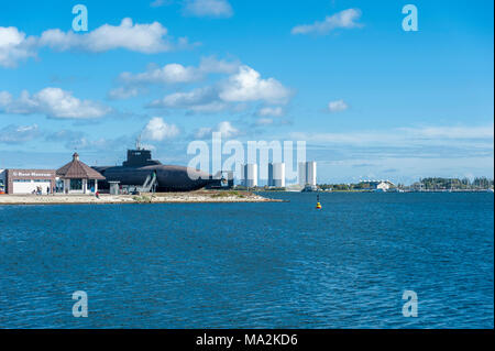 U-Boot U 11 in Burger Binnensee mit U-Boot U 11 im U-Boot Museum und Holiday Center IFA im Hintergrund, Burgstaaken, Fehmarn, Ostsee Stockfoto