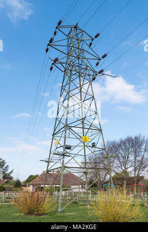 Strom Pylon und Drähte, die elektrische Energie in das nationale Stromnetz in Großbritannien. Stockfoto